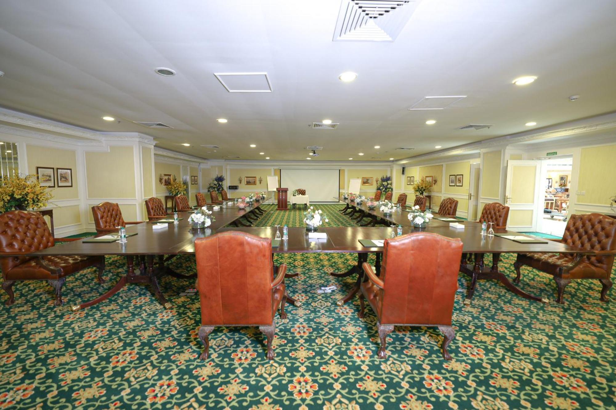 胡拜尔全套房酒店 阿可贺巴 外观 照片 The boardroom at the 1901 Club