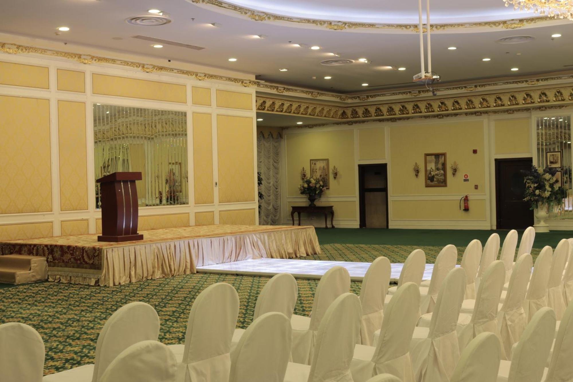 胡拜尔全套房酒店 阿可贺巴 外观 照片 The ballroom of the hotel