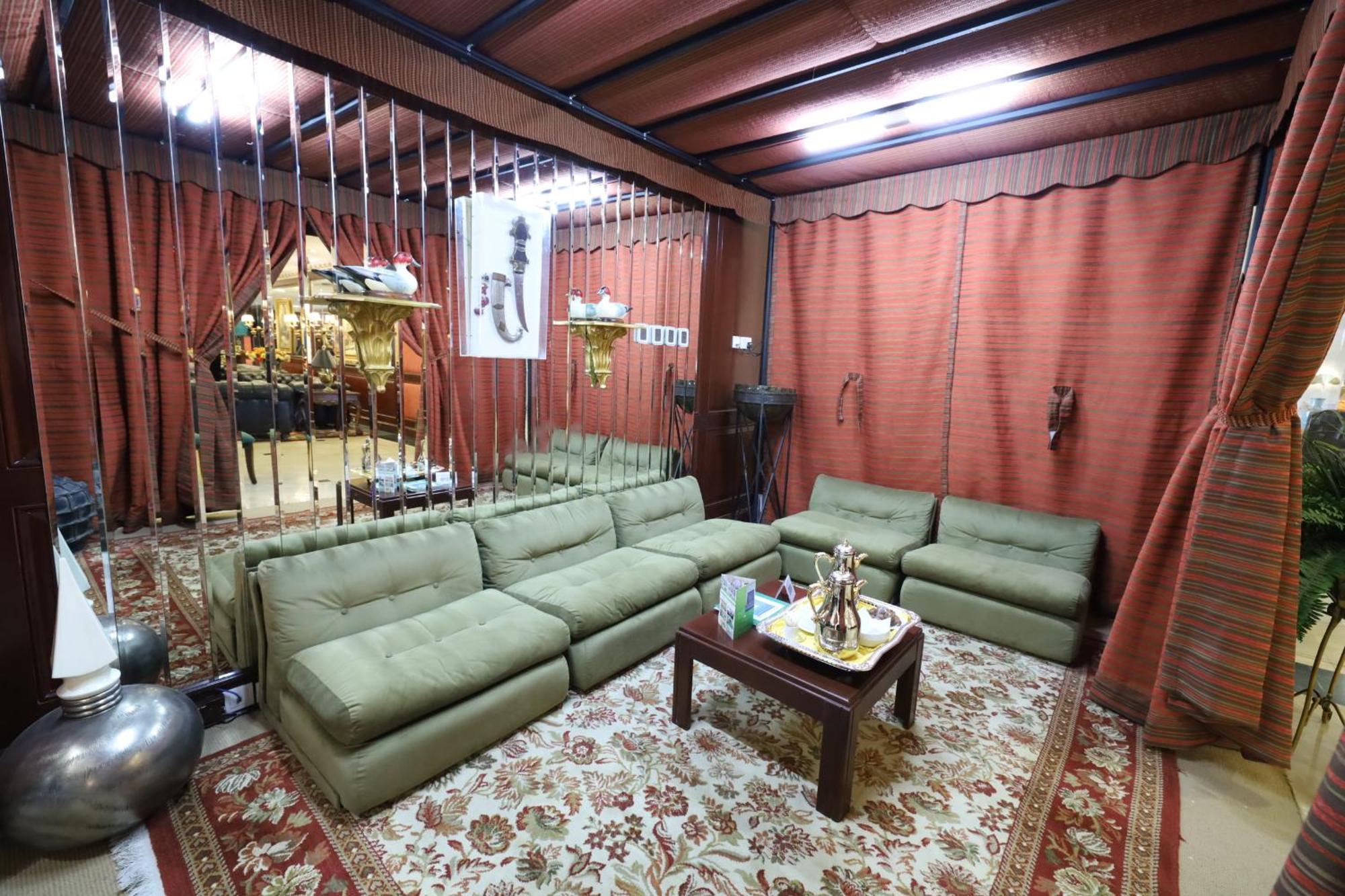 胡拜尔全套房酒店 阿可贺巴 外观 照片 A private room at a karaoke box