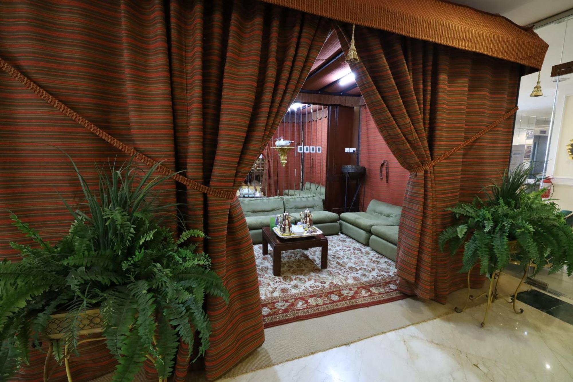 胡拜尔全套房酒店 阿可贺巴 外观 照片 The lobby of the hotel