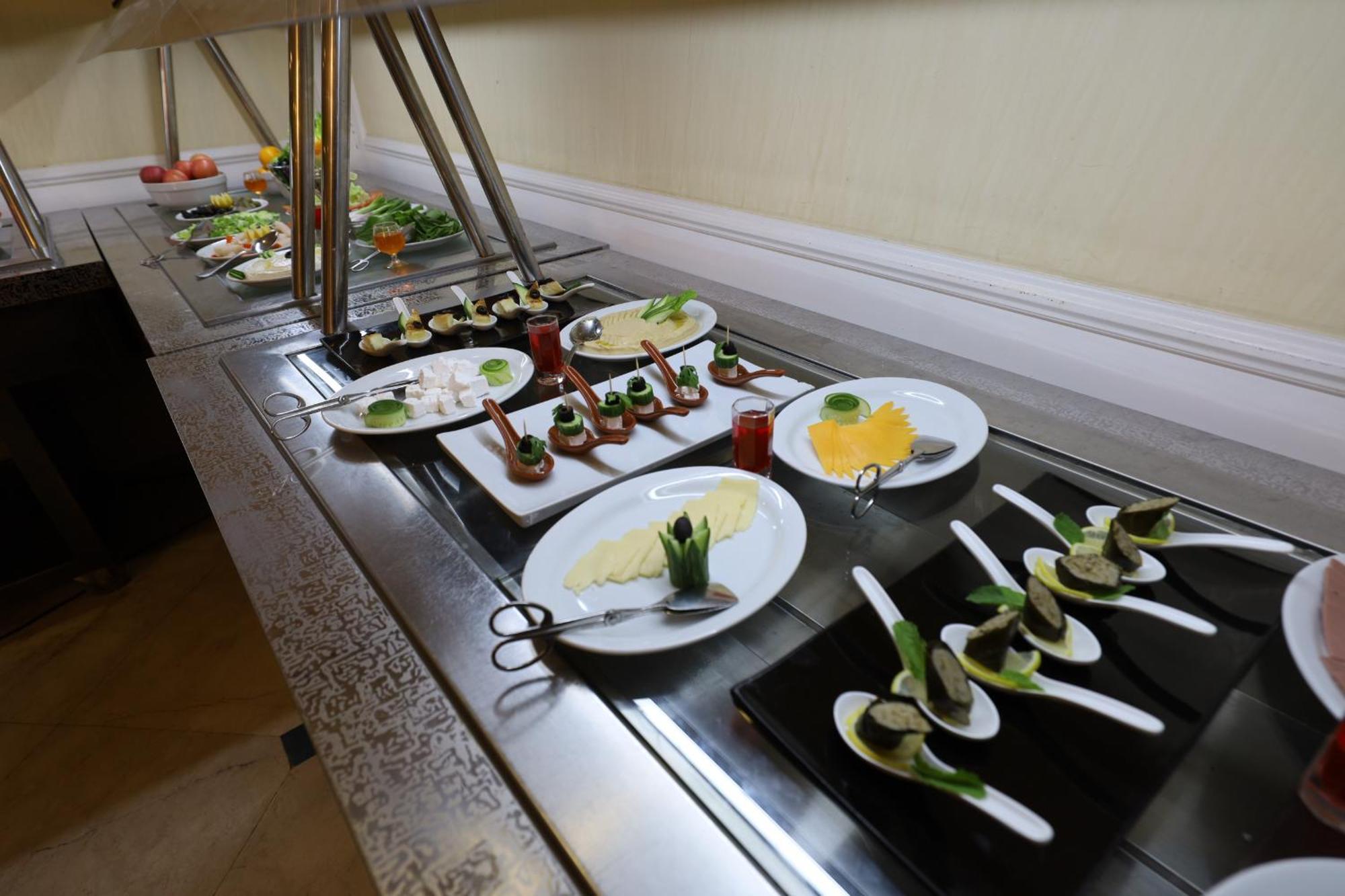 胡拜尔全套房酒店 阿可贺巴 外观 照片 A buffet at a hotel