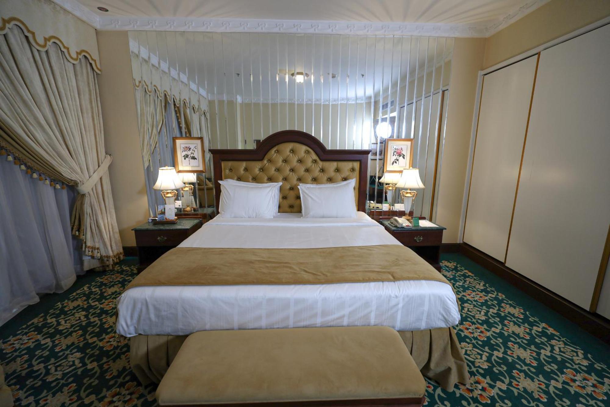 胡拜尔全套房酒店 阿可贺巴 外观 照片 A bedroom at the Grand Hotel