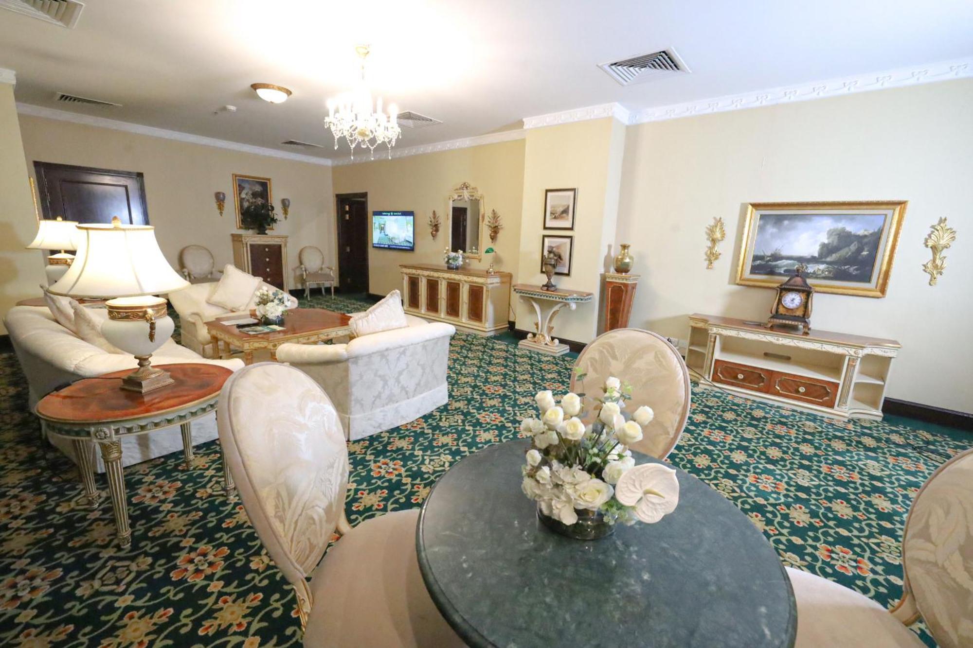 胡拜尔全套房酒店 阿可贺巴 外观 照片 The living room of the Vice Presidential Suite