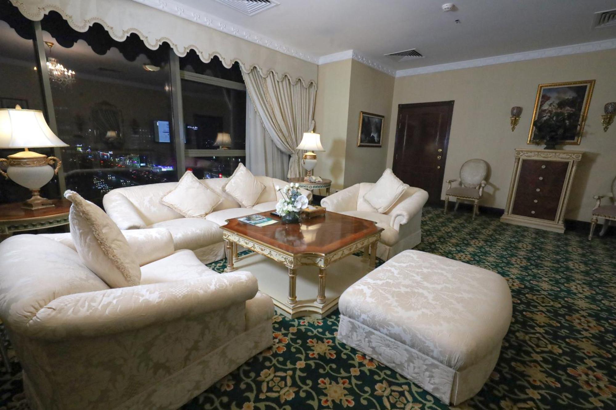 胡拜尔全套房酒店 阿可贺巴 外观 照片 A living room in a suite at the Burj Al Arab